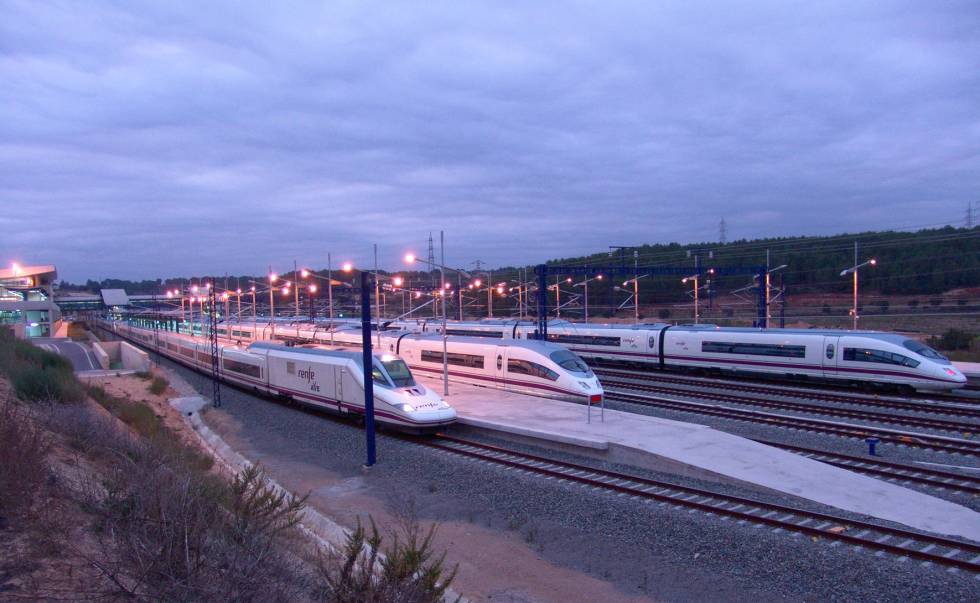 Trenes en la estación de Camp de Tarragona.                         