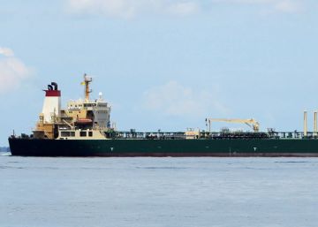 Superpetroleros vagando a la espera de clientes por los bajos precios del petróleo Superpetroleros vagando a la espera de clientes por los bajos precios del petróleo