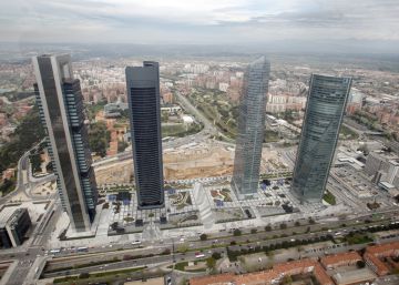 Vista de la zona norte de Madrid, con las cuatro torres en primer plano.