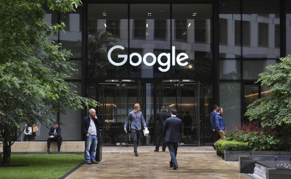Varias personas pasan por delante de la oficina de Google en Londres