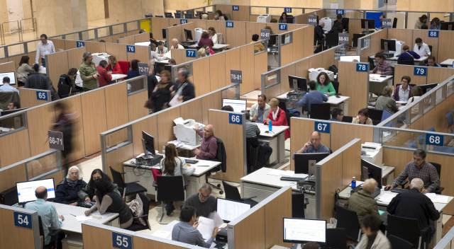 Empleados en una delegación de la Agencia Tributaria en Madrid