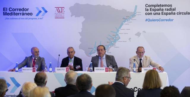 Vicente Boluda (segundo por la derecha), presidente de la Asociación Valenciana de Empresarios, este jueves en Valencia.