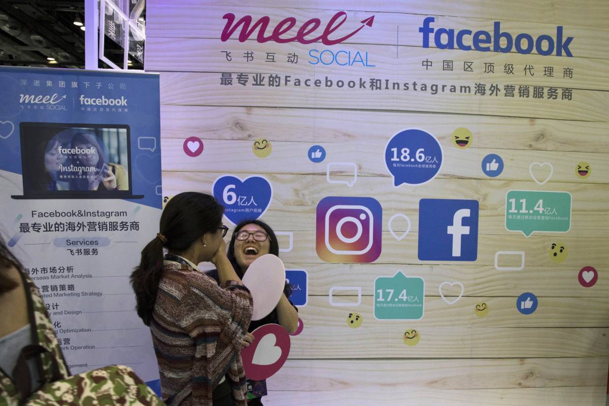 Adolescentes frente a los logotipos de diversas redes sociales.