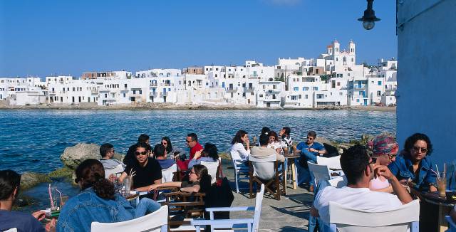 Terraza veraniega con vistas al puerto griego de Naousa, al noroeste de Paros.
