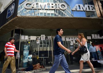 La subida inesperada del dólar inquieta a Argentina