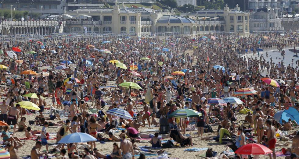 Bañistas en la playa de La Concha, en San Sebastián, el 29 de julio. 