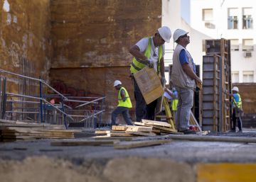 El paro baja en julio en 26.887 personas y la afiliación regresa a niveles de 2008 El paro baja en julio en 26.887 personas y la afiliación regresa a niveles de 2008