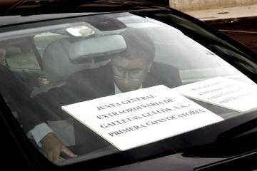 Improvisada junta de accionistas celebrada en el interior de un coche en plena batalla por el control de la galletera Gullón, en 2010.