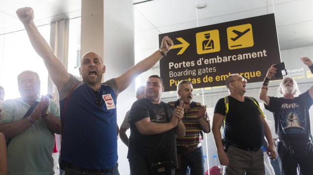 Trabajadores de Eulen protestan en el aeropuerto de Barcelona-El Prat