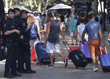 El atentado en Barcelona golpea al sector turístico en pleno debate sobre sus límites El atentado en Barcelona golpea al sector turístico en pleno debate sobre sus límites