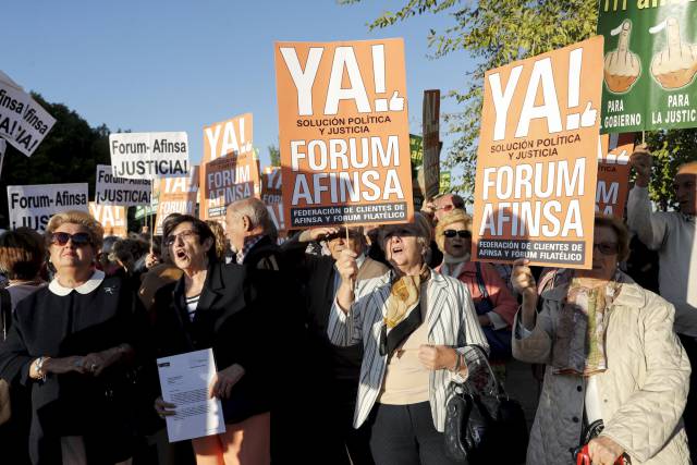Afectados por la estafa de Forum y Afinsa, este lunes en la Audiencia Nacional.