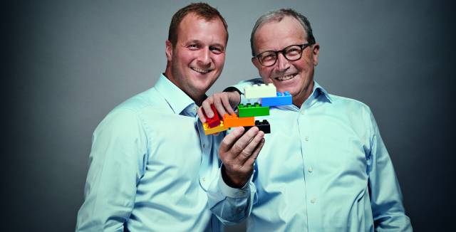 La tercera y cuarta generación del grupo Lego: Kjeld Kirk Kristiansen (derecha), y su hijo Thomas.