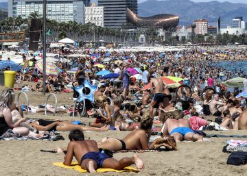 Agosto cierra con otro récord de turismo, pero el menor crecimiento desde 2015 Agosto cierra con otro récord de turismo, pero el menor crecimiento desde 2015
