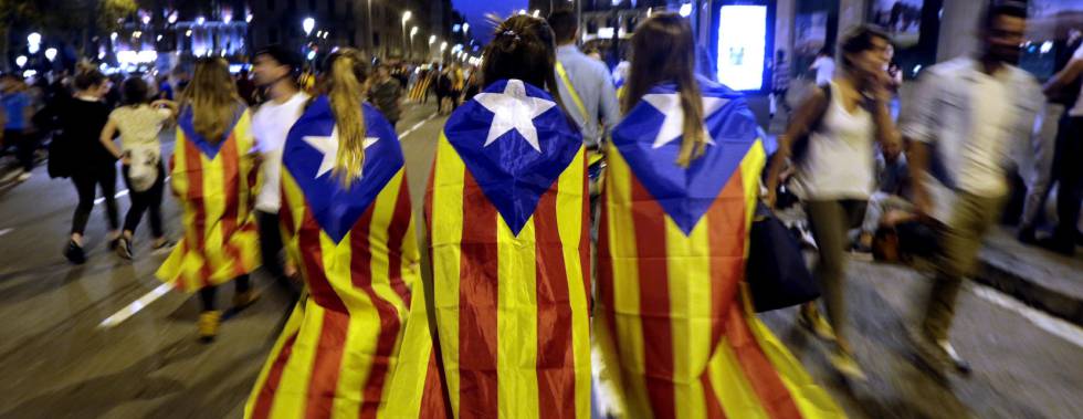 GRA285. BARCELONA, 03102017.- Varias jóvenes con banderas esteladas caminan por plaza de Catalunya tras la manifestación llevada a cabo en la plaza de la Universidad de Barcelona, en protesta por las cargas policiales del 1-O. EFEAlberto Estévez