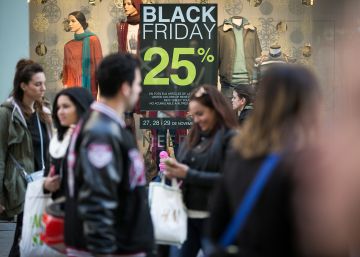 Compradores en las calles de Barcelona por el Black Friday, el año pasado.