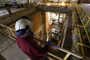 Un operario, durante los trabajos de desmantelamiento.