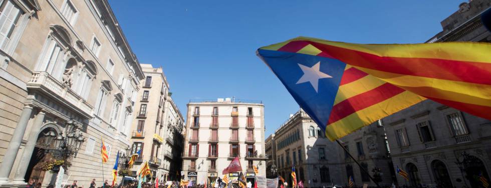GRAF364 BARCELONA, 26102017.- Cientos de estudiantes universitarios y de secundaria que se manifiestaban este mediodía por el centro de Barcelona en protesta por la aplicación del artículo 155 y para pedir la liberación de Jordi Sànchez y Jordi Cuixart y que se proclame la independencia de Cataluña, se han concentrado ante el Palau de la Generalitat donde protestan por el posible anuncio de elecciones autonómicas . EFEMarta Pérez