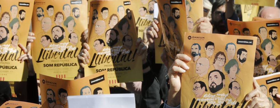 GRAF1320 BARCELONA (Cataluña), 5112017.- Cientos de personas han acudido hoy a la plaza Universitat de Barcelona para iniciar una pegada de carteles y empapelar la ciudad y el conjunto de Cataluña para pedir la libertad de los ocho exconsellers encarcelados y de los líderes de Asamblea Nacional de Cataluña (ANC) y Òmnium Cultural, también en prisión. EFEAndreu Dalmau