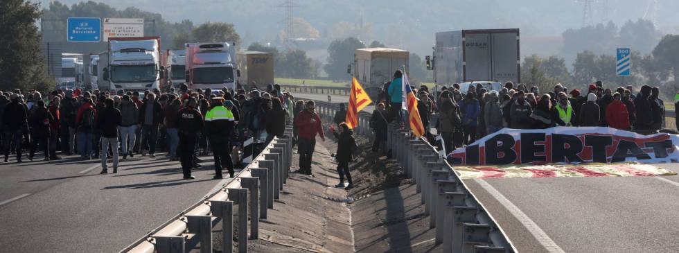 GRAF3213. BARCELONA, 08112017.- Vista de la retención de tráfico en la A-2 a la altura de Òdena (Barcelona) provocada por un grupo de manifestantes durante una nueva jornada de huelga general en Cataluña en la que una docena de carreteras se encuentran cortadas en algunos puntos debido a la acción de piquetes en el marco de la huelga general convocada en solitario por el sindicato minoritario Intersindical-CSC, entre ellas la AP-7, en Santa Perpètua de Mogoda (Barcelona); la A-2, en Sant Joan Despí (Barcelona), o la N-340, en Amposta (Tarragona). EFESusanna Sáez