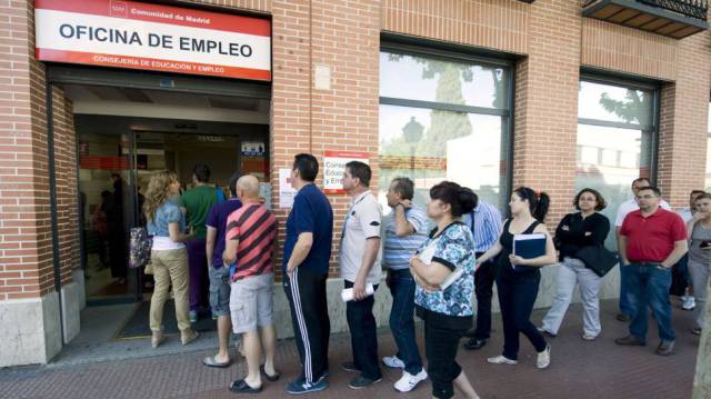 Cola en una oficina de empleo.