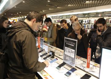 Clientes en un centro comercial en el Black Friday de 2016.