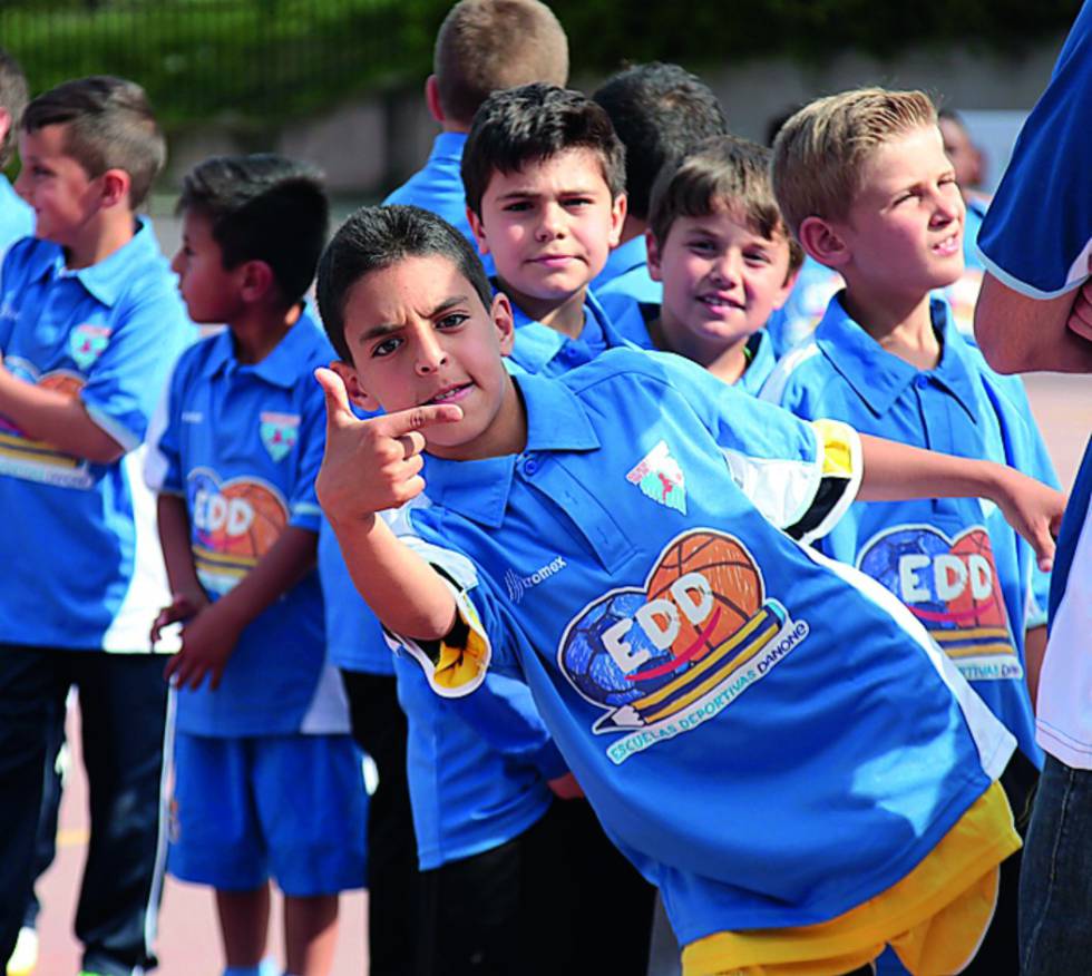Menores participantes en el programa de las Escuelas Deportivas Danone.