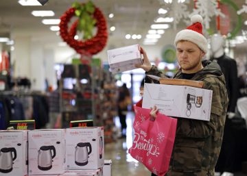 Los buscadores de gangas mantienen viva la tradición del Black Friday en Estados Unidos