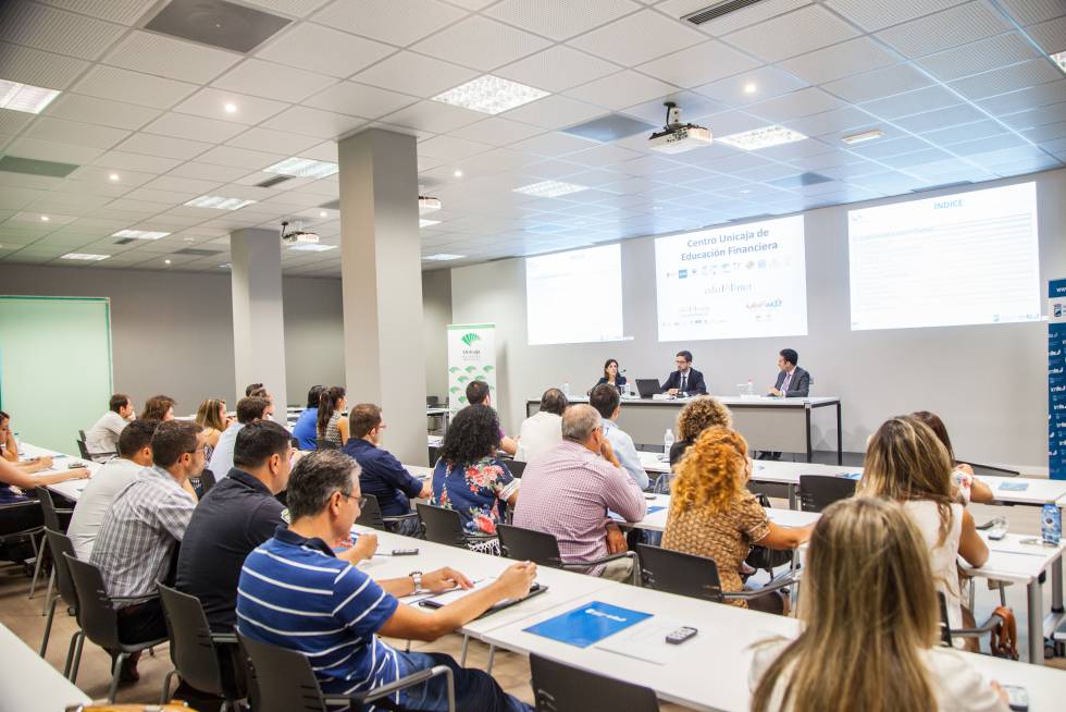 Una de las sesiones de las jornadas de educación financiera para adultos.