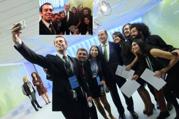 Selfie de la entrega de becas con el presidente de Iberdrola, Ignacio Sánchez Galán