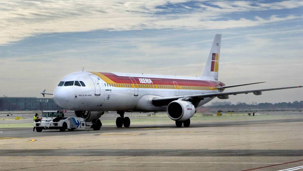 Un avión de Iberia en el aeropuerto de El Prat.
