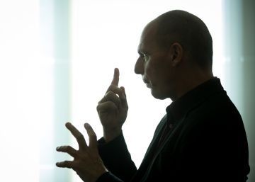 Varoufakis: “No se engañen, la crisis sigue ahí: el euro corre peligro”