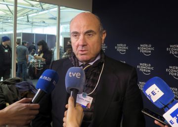 Guindos aboga por una subida moderada de los salarios