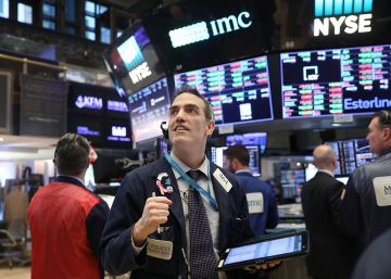 Wall Street cai mais de 4% em outra jornada de volatilidade extrema