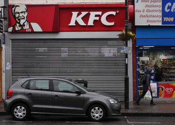 KFC cierra este lunes más de 700 restaurantes en Reino Unido por falta de pollo