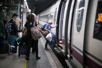 Usuarios del AVE, en la estación de Sants de Barcelona.
