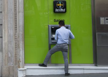 La mitad de los clientes bancarios va al menos una vez al mes a la oficina La mitad de los clientes bancarios va al menos una vez al mes a la oficina