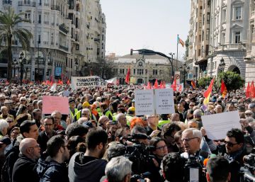 Miles de personas protestan en Valencia contra la “miserable” subida de las pensiones