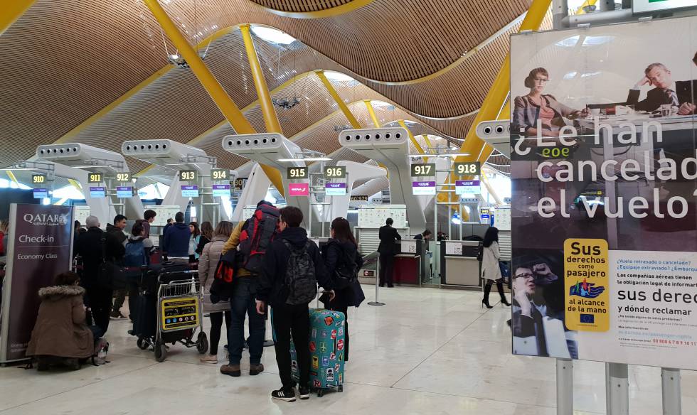 Pasajeros en el aeropuerto de Adolfo Suárez Madrid-Barajas