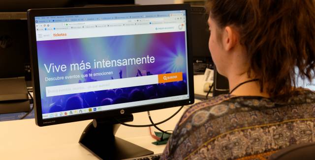 Una usuaria navega por la página web de Ticketea.