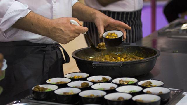 Un cocinero prepara un plato 'halal' en la feria Alimentaria.