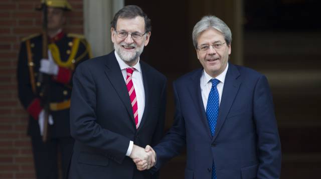 Rajoy, con Paolo Gentiloni, en 2017.