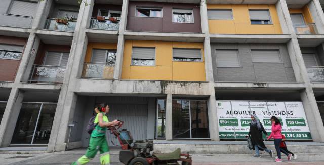 Bloque de viviendas de alquiler social vendidas al fondo buitre Fidere (Blackstone) en la etapa municipal de Ana Botella ubicado en el barrio madrileño Carabanchel.rn