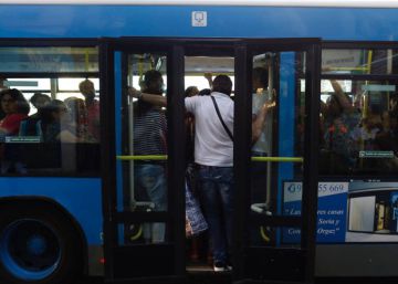 El billete de autobús o metro incluye un seguro de daños corporales del viajero
