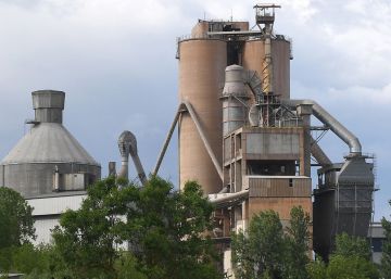 La cementera Cosmos mantiene su pulso para incinerar neumáticos en el Bierzo