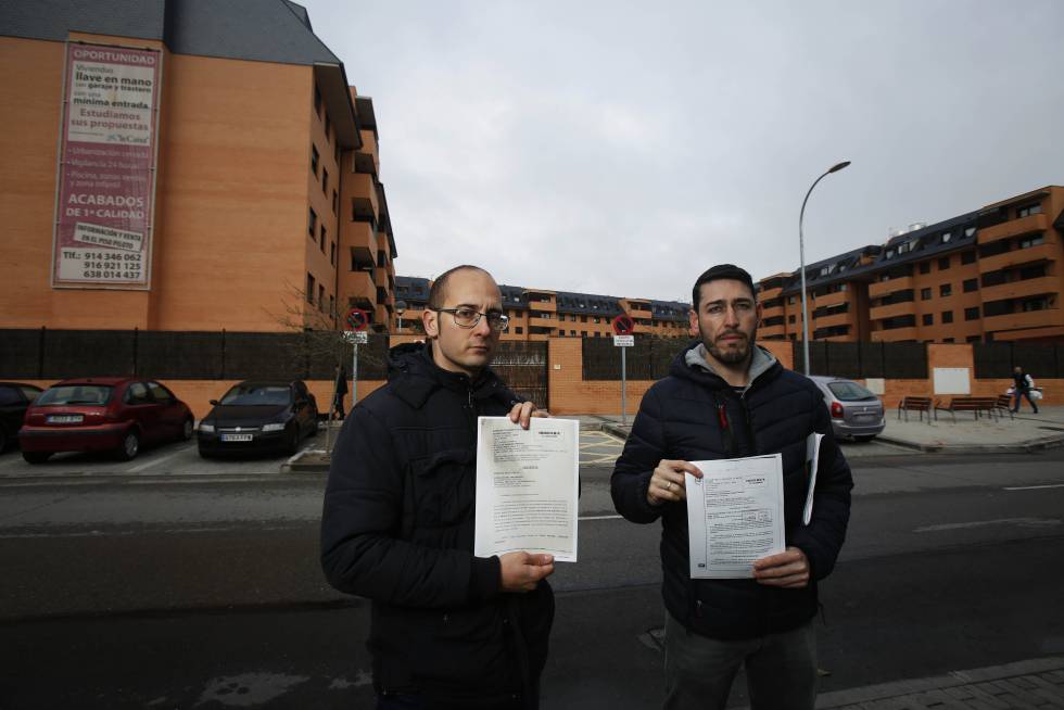 Luis Cruz (I) y Carlos García Melchor (D), afectados de la estafa inmobiliaria de la urbanización Cristina Sur, en Pinto.
