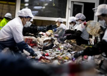Las mujeres perciben dos de cada tres de los salarios más bajos