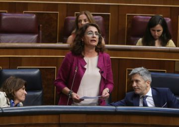 Montero quiere que las grandes empresas contribuyan a pagar la subida de las pensiones