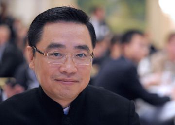 Muere el presidente del grupo chino HNA por una caída accidental cuando se hacía una foto