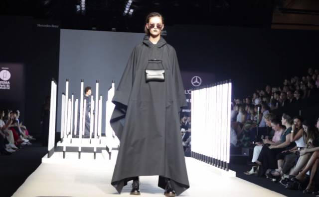 Modelo con una de las prendas de la colección reciclada de Juanjo Oliva en la Mercedes-Benz Fashion Week Madrid.