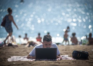 Apagar el móvil en la playa, un derecho laboral